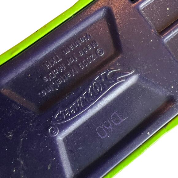 Hot Wheels Green Sports Car with Blue Rims & Spoiler (2005)  Collectible Vehicle - Picture 7 of 7